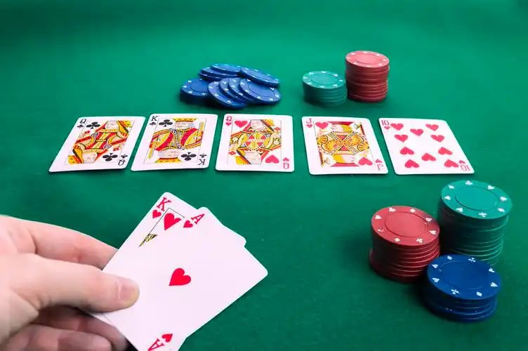 Pengguna meninjau fitur aplikasi di ponsel